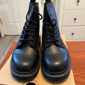 1460 Dr Martens Mono Boots Sz Womens 8/Mens 6